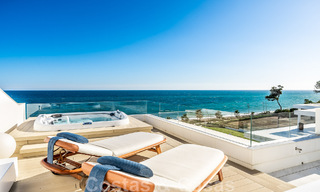 Moderno ático de lujo en venta, listo para entrar a vivir, en primera línea de playa, con vistas abiertas al mar, entre Marbella y Estepona 48251 