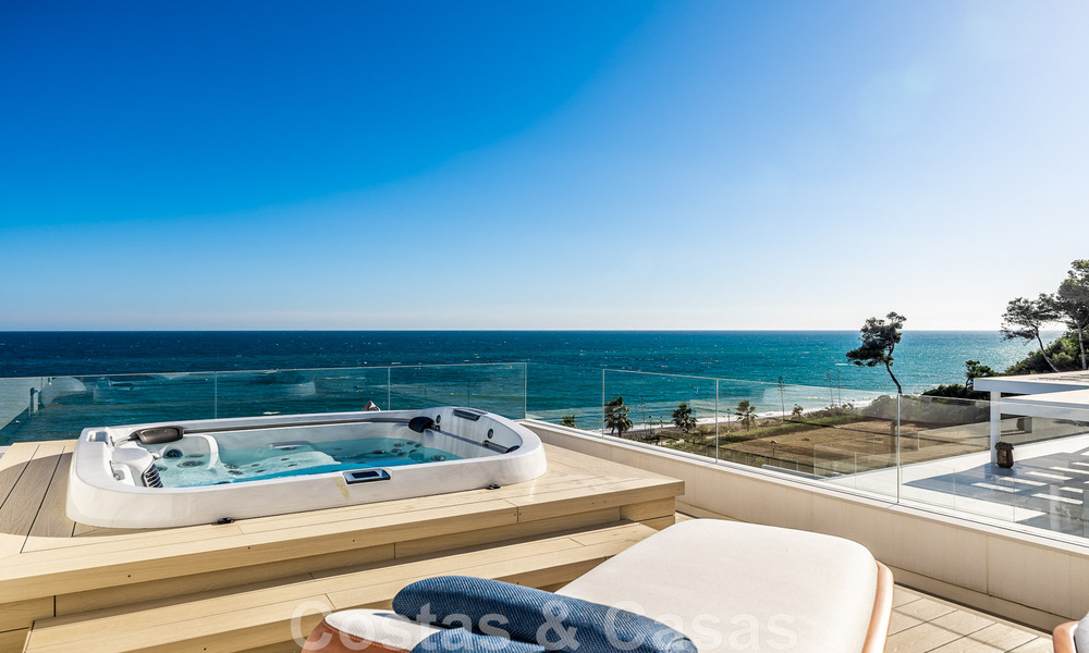 Moderno ático de lujo en venta, listo para entrar a vivir, en primera línea de playa, con vistas abiertas al mar, entre Marbella y Estepona 48252