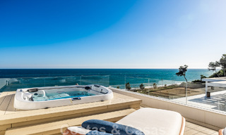 Moderno ático de lujo en venta, listo para entrar a vivir, en primera línea de playa, con vistas abiertas al mar, entre Marbella y Estepona 48252 