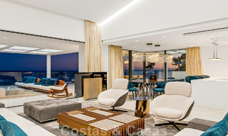 Moderno ático de lujo en venta, listo para entrar a vivir, en primera línea de playa, con vistas abiertas al mar, entre Marbella y Estepona 48259 