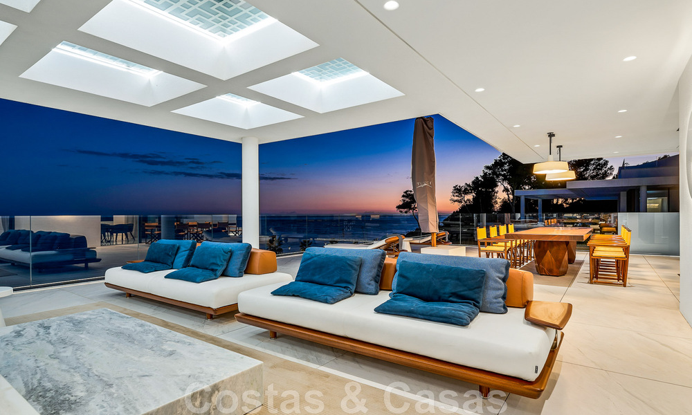 Moderno ático de lujo en venta, listo para entrar a vivir, en primera línea de playa, con vistas abiertas al mar, entre Marbella y Estepona 48261