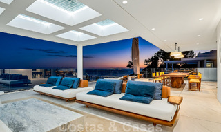 Moderno ático de lujo en venta, listo para entrar a vivir, en primera línea de playa, con vistas abiertas al mar, entre Marbella y Estepona 48261 