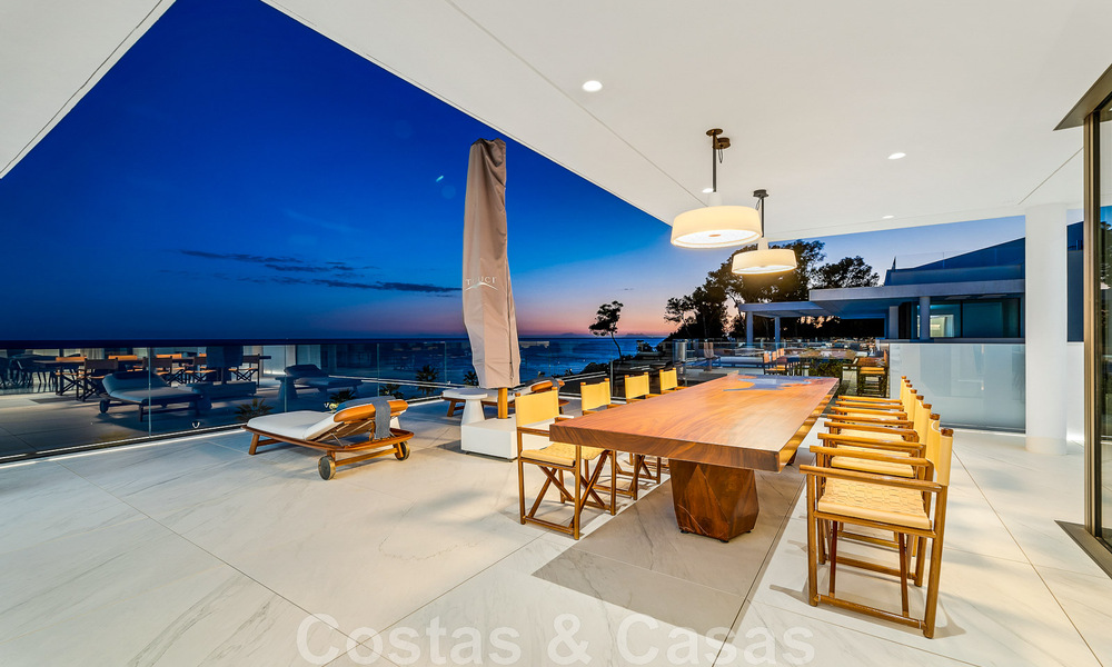 Moderno ático de lujo en venta, listo para entrar a vivir, en primera línea de playa, con vistas abiertas al mar, entre Marbella y Estepona 48262