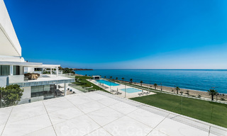 Moderno ático de lujo en venta, listo para entrar a vivir, en primera línea de playa, con vistas abiertas al mar, entre Marbella y Estepona 48264 