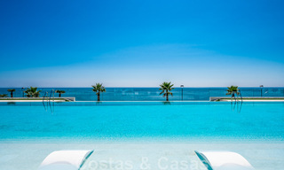 Moderno ático de lujo en venta, listo para entrar a vivir, en primera línea de playa, con vistas abiertas al mar, entre Marbella y Estepona 48267 