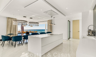 Moderno ático de lujo en venta, listo para entrar a vivir, en primera línea de playa, con vistas abiertas al mar, entre Marbella y Estepona 48268 