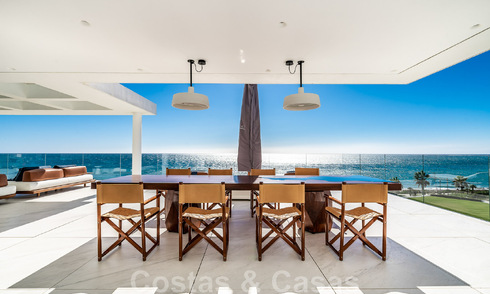 Moderno ático de lujo en venta, listo para entrar a vivir, en primera línea de playa, con vistas abiertas al mar, entre Marbella y Estepona 48269