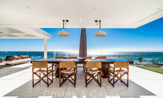 Moderno ático de lujo en venta, listo para entrar a vivir, en primera línea de playa, con vistas abiertas al mar, entre Marbella y Estepona 48269 