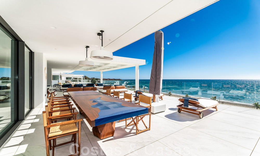 Moderno ático de lujo en venta, listo para entrar a vivir, en primera línea de playa, con vistas abiertas al mar, entre Marbella y Estepona 48270