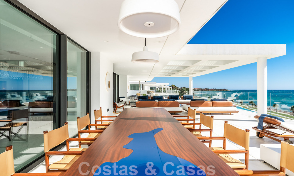 Moderno ático de lujo en venta, listo para entrar a vivir, en primera línea de playa, con vistas abiertas al mar, entre Marbella y Estepona 48271