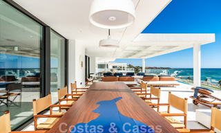 Moderno ático de lujo en venta, listo para entrar a vivir, en primera línea de playa, con vistas abiertas al mar, entre Marbella y Estepona 48271 