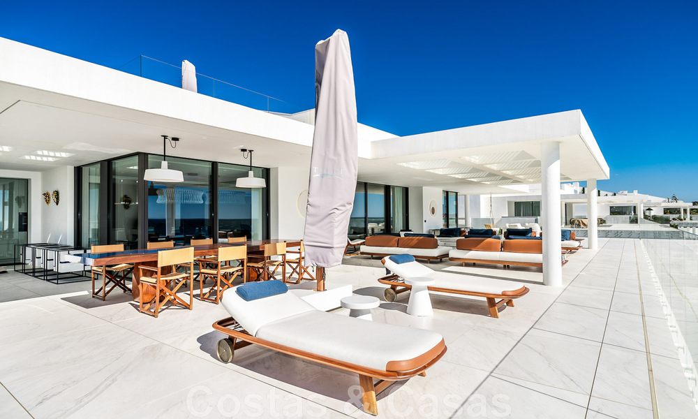 Moderno ático de lujo en venta, listo para entrar a vivir, en primera línea de playa, con vistas abiertas al mar, entre Marbella y Estepona 48272