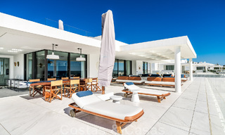 Moderno ático de lujo en venta, listo para entrar a vivir, en primera línea de playa, con vistas abiertas al mar, entre Marbella y Estepona 48272 
