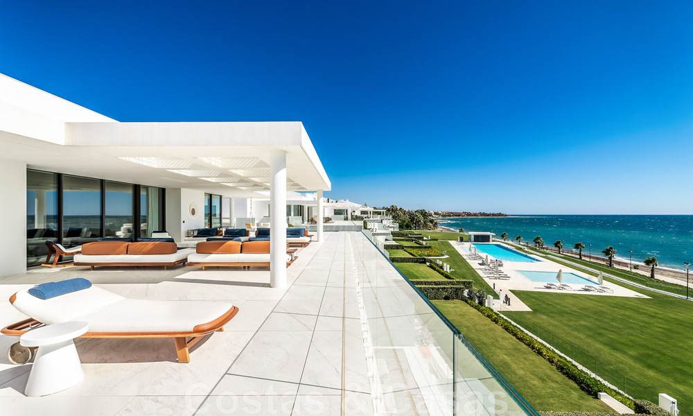 Moderno ático de lujo en venta, listo para entrar a vivir, en primera línea de playa, con vistas abiertas al mar, entre Marbella y Estepona 48273