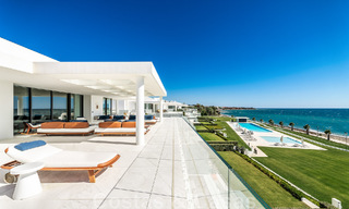 Moderno ático de lujo en venta, listo para entrar a vivir, en primera línea de playa, con vistas abiertas al mar, entre Marbella y Estepona 48273 