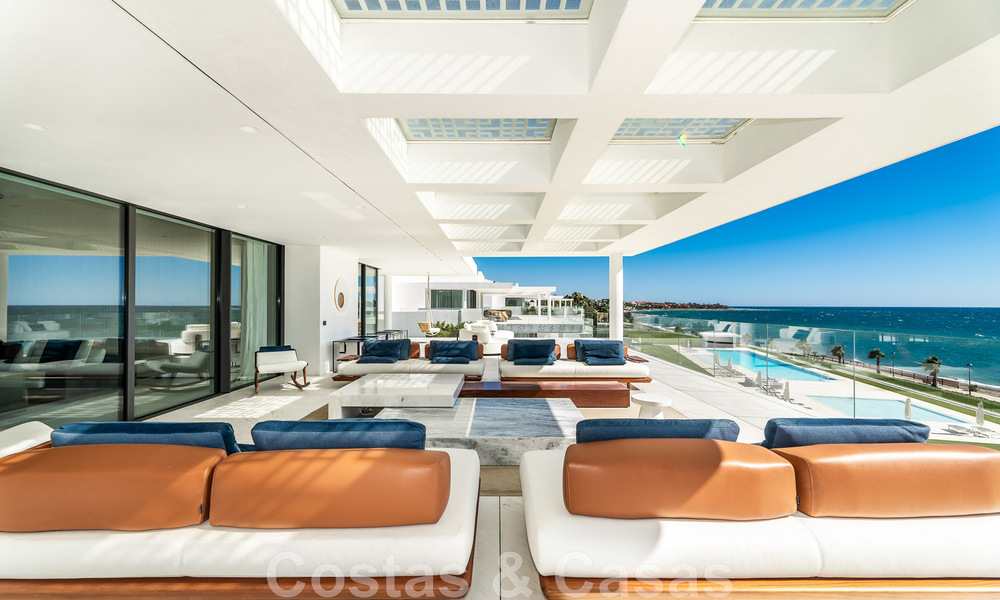Moderno ático de lujo en venta, listo para entrar a vivir, en primera línea de playa, con vistas abiertas al mar, entre Marbella y Estepona 48274