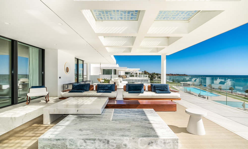 Moderno ático de lujo en venta, listo para entrar a vivir, en primera línea de playa, con vistas abiertas al mar, entre Marbella y Estepona 48275