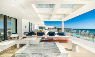 Moderno ático de lujo en venta, listo para entrar a vivir, en primera línea de playa, con vistas abiertas al mar, entre Marbella y Estepona 48275 