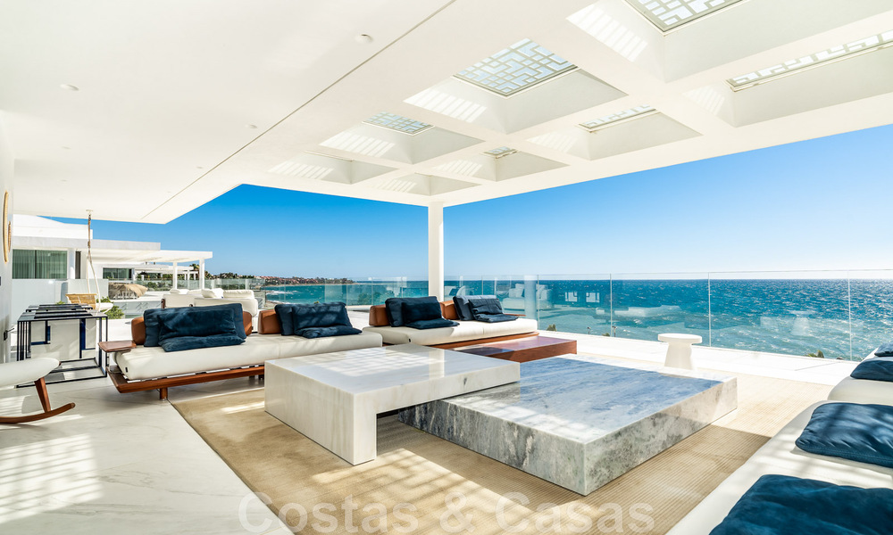 Moderno ático de lujo en venta, listo para entrar a vivir, en primera línea de playa, con vistas abiertas al mar, entre Marbella y Estepona 48276