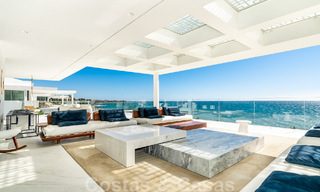 Moderno ático de lujo en venta, listo para entrar a vivir, en primera línea de playa, con vistas abiertas al mar, entre Marbella y Estepona 48276 