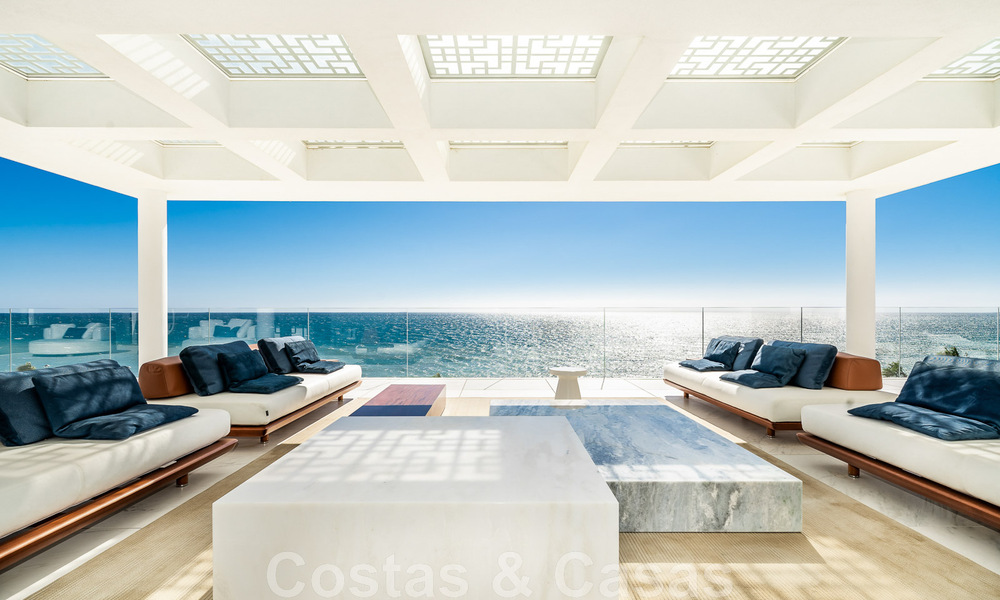 Moderno ático de lujo en venta, listo para entrar a vivir, en primera línea de playa, con vistas abiertas al mar, entre Marbella y Estepona 48277