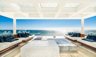 Moderno ático de lujo en venta, listo para entrar a vivir, en primera línea de playa, con vistas abiertas al mar, entre Marbella y Estepona 48277 