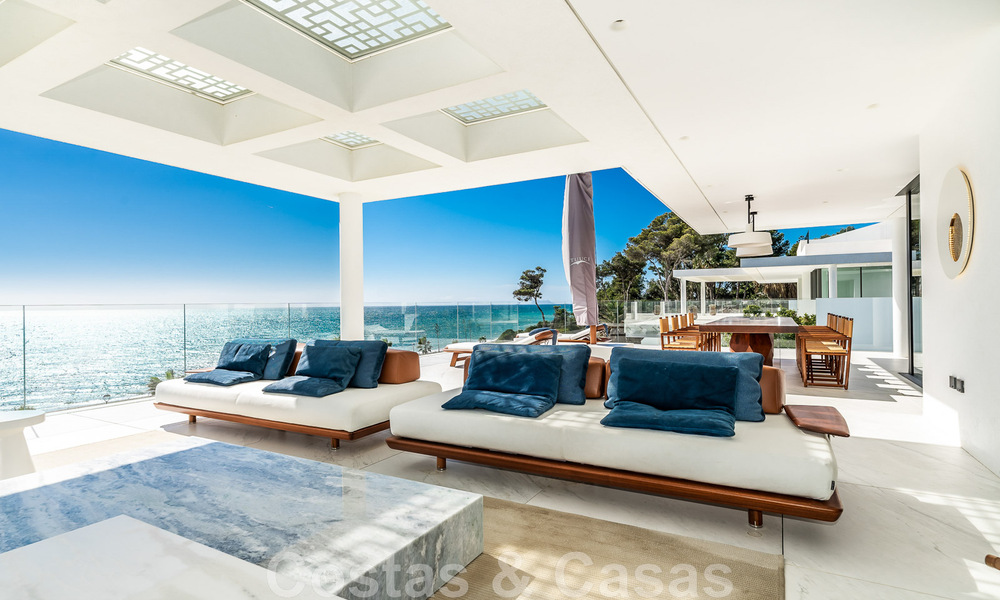 Moderno ático de lujo en venta, listo para entrar a vivir, en primera línea de playa, con vistas abiertas al mar, entre Marbella y Estepona 48278