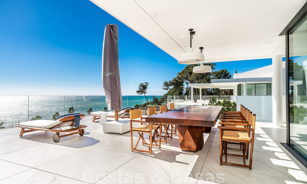 Moderno ático de lujo en venta, listo para entrar a vivir, en primera línea de playa, con vistas abiertas al mar, entre Marbella y Estepona 48279