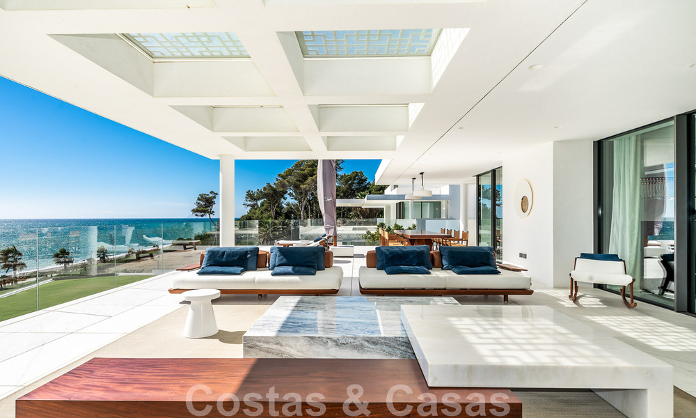 Moderno ático de lujo en venta, listo para entrar a vivir, en primera línea de playa, con vistas abiertas al mar, entre Marbella y Estepona 48280