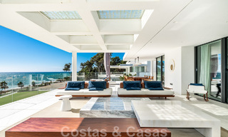 Moderno ático de lujo en venta, listo para entrar a vivir, en primera línea de playa, con vistas abiertas al mar, entre Marbella y Estepona 48280 