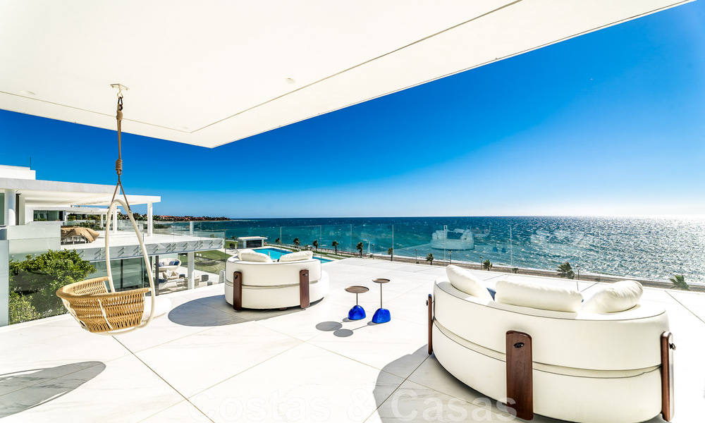 Moderno ático de lujo en venta, listo para entrar a vivir, en primera línea de playa, con vistas abiertas al mar, entre Marbella y Estepona 48281