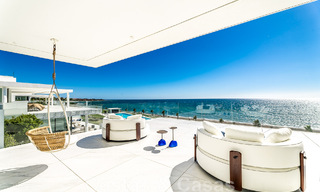 Moderno ático de lujo en venta, listo para entrar a vivir, en primera línea de playa, con vistas abiertas al mar, entre Marbella y Estepona 48281 