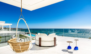Moderno ático de lujo en venta, listo para entrar a vivir, en primera línea de playa, con vistas abiertas al mar, entre Marbella y Estepona 48282 