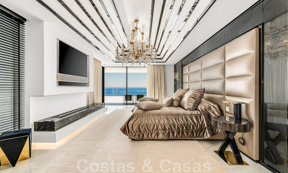 Moderno ático de lujo en venta, listo para entrar a vivir, en primera línea de playa, con vistas abiertas al mar, entre Marbella y Estepona 48299