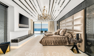 Moderno ático de lujo en venta, listo para entrar a vivir, en primera línea de playa, con vistas abiertas al mar, entre Marbella y Estepona 48299 