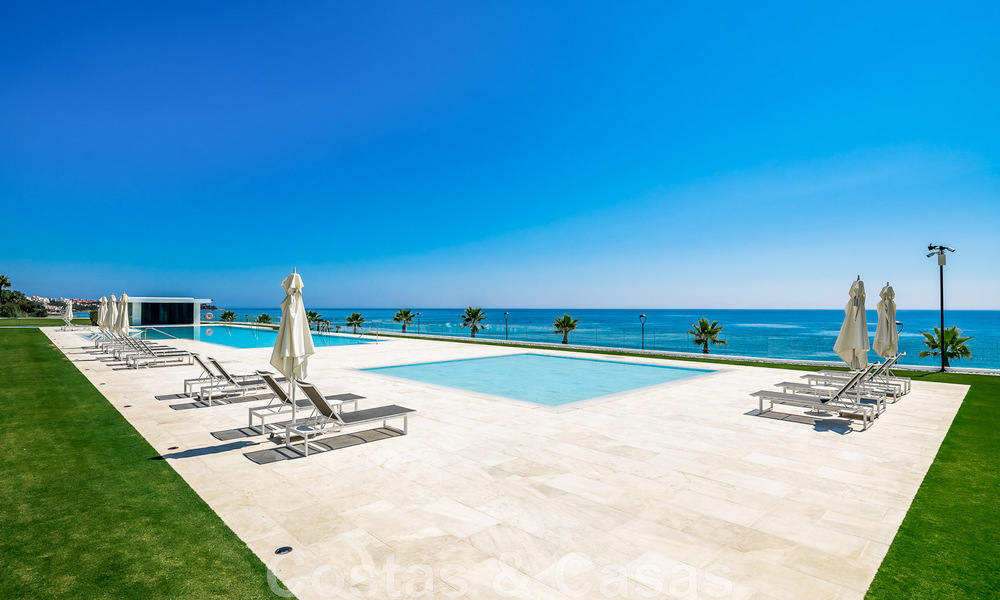 Moderno ático de lujo en venta, listo para entrar a vivir, en primera línea de playa, con vistas abiertas al mar, entre Marbella y Estepona 48302