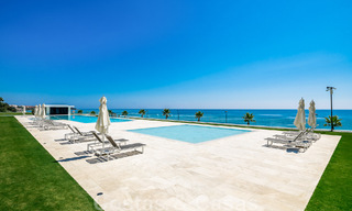 Moderno ático de lujo en venta, listo para entrar a vivir, en primera línea de playa, con vistas abiertas al mar, entre Marbella y Estepona 48302 