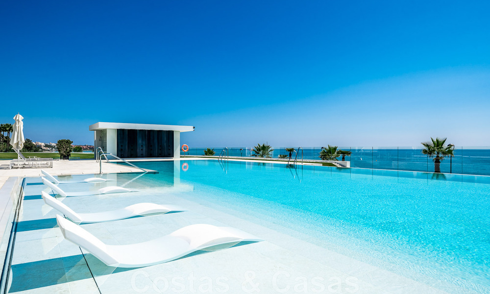 Moderno ático de lujo en venta, listo para entrar a vivir, en primera línea de playa, con vistas abiertas al mar, entre Marbella y Estepona 48303