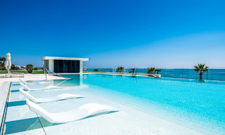 Moderno ático de lujo en venta, listo para entrar a vivir, en primera línea de playa, con vistas abiertas al mar, entre Marbella y Estepona 48303 