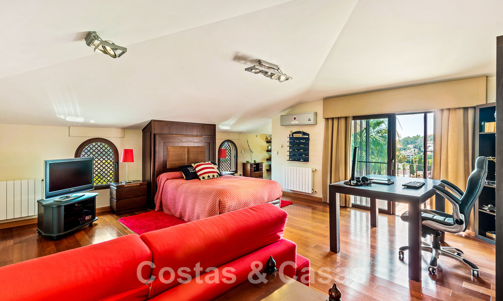 Tradicional y lujosa casa de estilo andaluz en venta con vistas al mar en el corazón del valle del golf de Nueva Andalucía, Marbella 49201