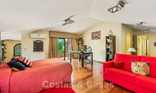 Tradicional y lujosa casa de estilo andaluz en venta con vistas al mar en el corazón del valle del golf de Nueva Andalucía, Marbella 49202 
