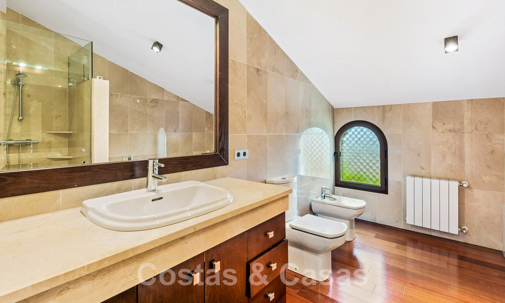 Tradicional y lujosa casa de estilo andaluz en venta con vistas al mar en el corazón del valle del golf de Nueva Andalucía, Marbella 49203