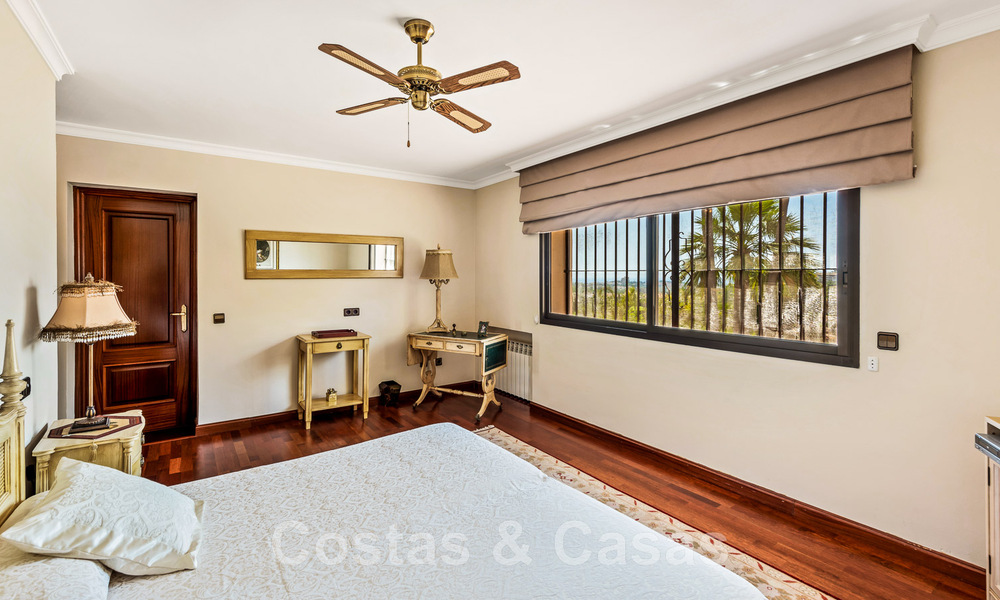 Tradicional y lujosa casa de estilo andaluz en venta con vistas al mar en el corazón del valle del golf de Nueva Andalucía, Marbella 49204