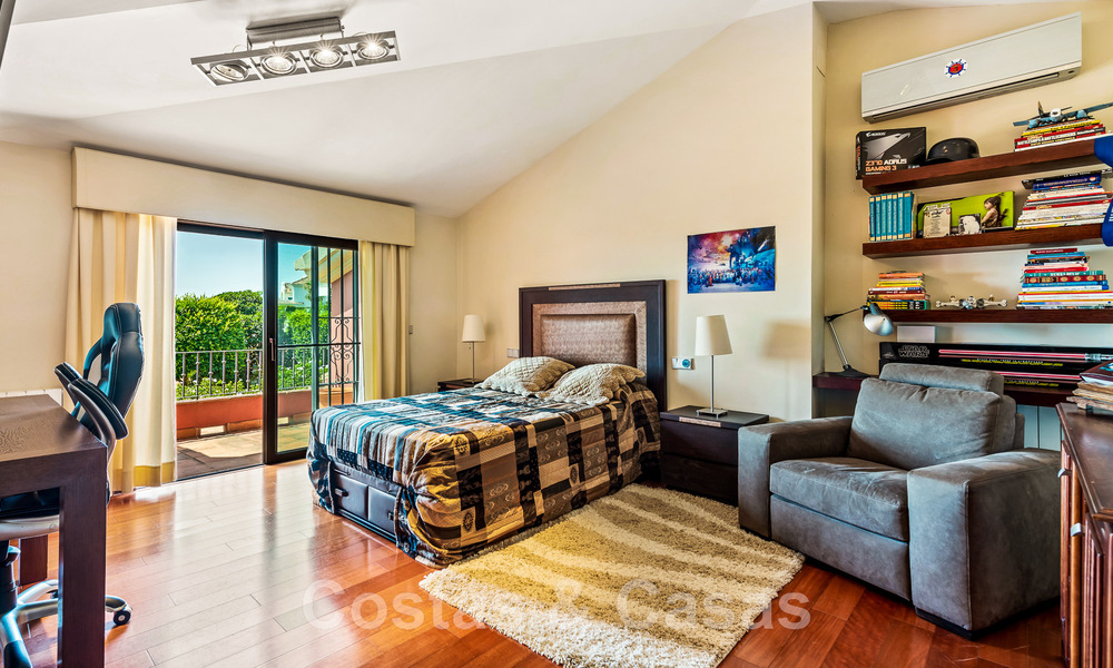 Tradicional y lujosa casa de estilo andaluz en venta con vistas al mar en el corazón del valle del golf de Nueva Andalucía, Marbella 49205