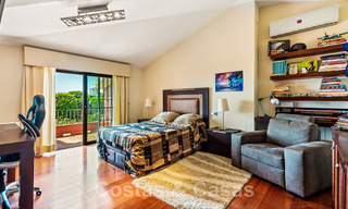 Tradicional y lujosa casa de estilo andaluz en venta con vistas al mar en el corazón del valle del golf de Nueva Andalucía, Marbella 49205 