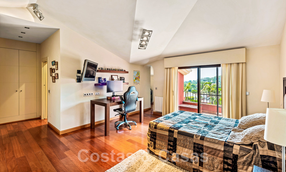 Tradicional y lujosa casa de estilo andaluz en venta con vistas al mar en el corazón del valle del golf de Nueva Andalucía, Marbella 49206