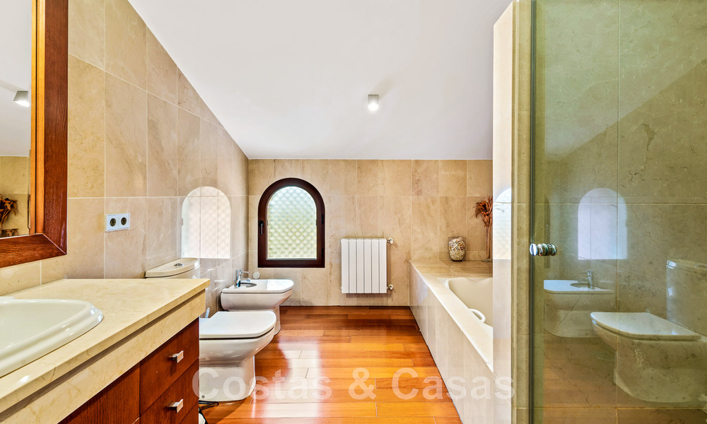 Tradicional y lujosa casa de estilo andaluz en venta con vistas al mar en el corazón del valle del golf de Nueva Andalucía, Marbella 49207