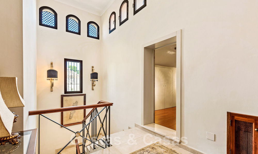 Tradicional y lujosa casa de estilo andaluz en venta con vistas al mar en el corazón del valle del golf de Nueva Andalucía, Marbella 49208
