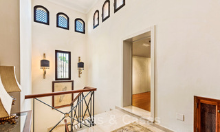 Tradicional y lujosa casa de estilo andaluz en venta con vistas al mar en el corazón del valle del golf de Nueva Andalucía, Marbella 49208 