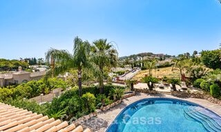 Tradicional y lujosa casa de estilo andaluz en venta con vistas al mar en el corazón del valle del golf de Nueva Andalucía, Marbella 49209 